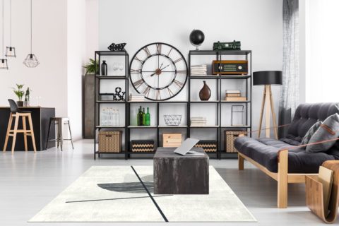 Luonnonvalkoinen, modernisti mustalla ja harmaalla kuvioitu Art Linea-viskoosi-puuvillamatto modernin huoneen olohuoneen lattialla keskilattiamattona.