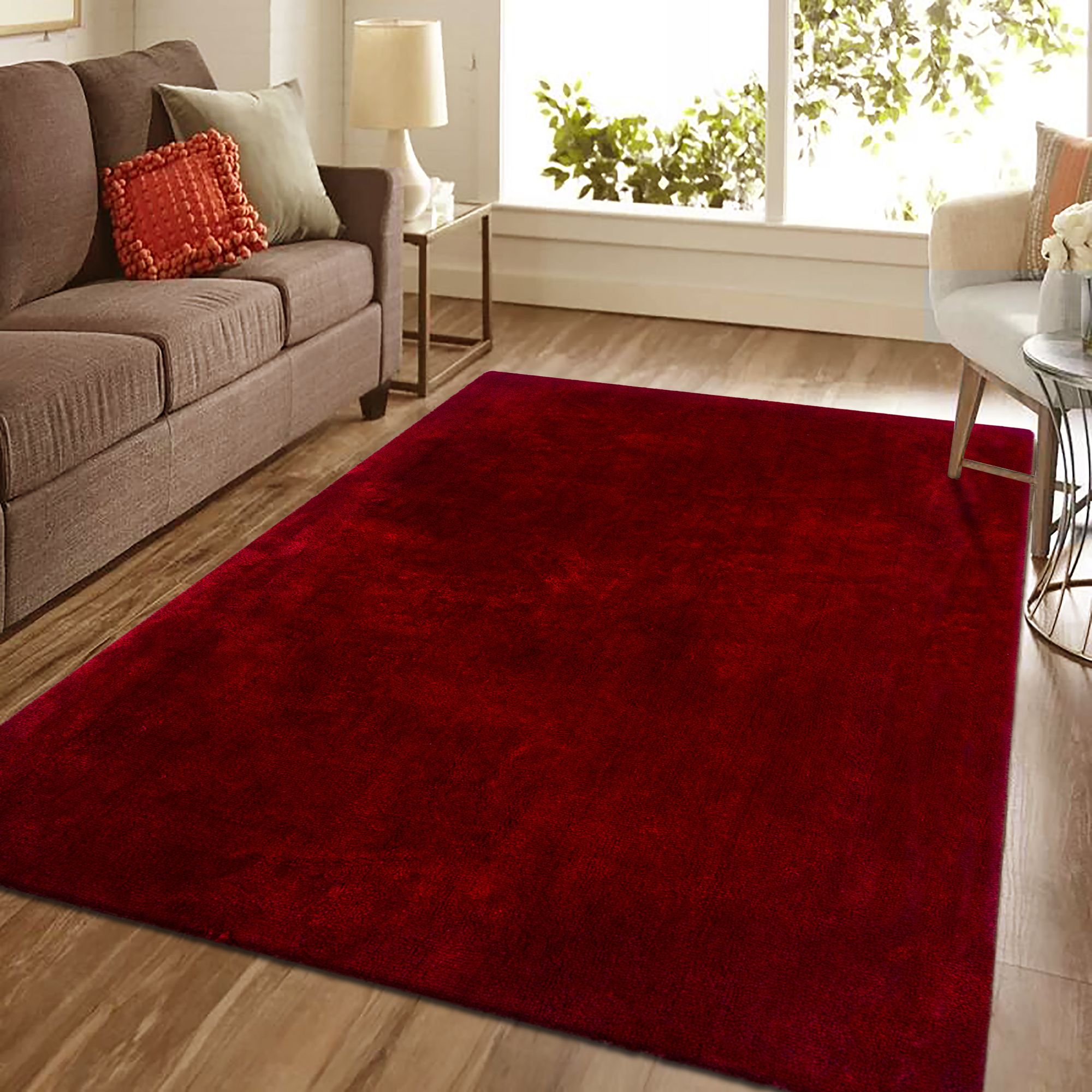 Punainen, korkeanukkainen Luna-matto olohuoneen sohvan edessä keskilattiamattona.