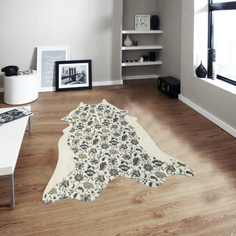 Valkoinen, kukallinen Savanna-keinotaljamatto olohuoneen lattialla keskilattiamattona.