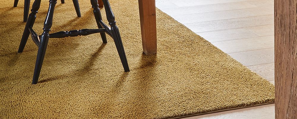 Okra Ulyssa matto ruokailutilan lattialla.