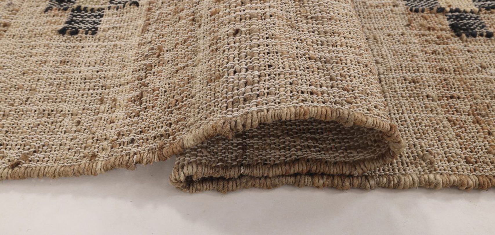 Juuttimatto Leyla Rose taiteltuna maton reuna ja pohja esille.