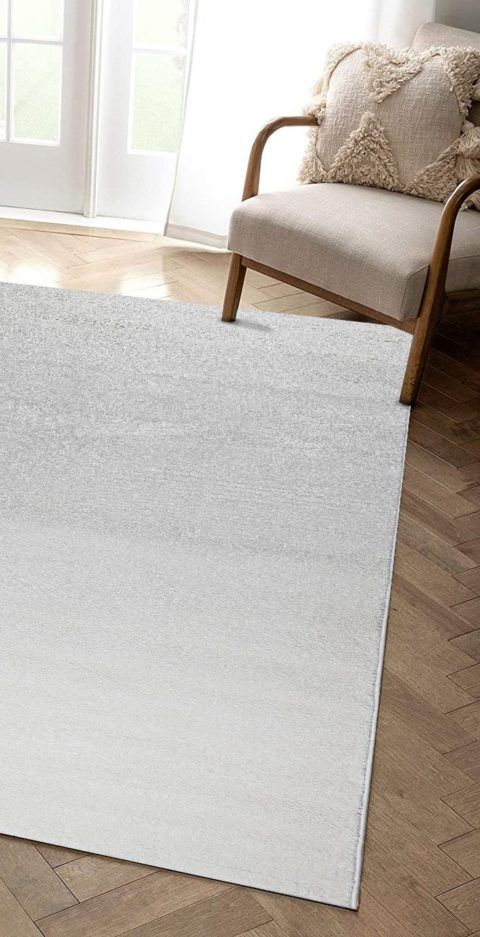 Lyhytnukkainen, valkoinen Opal matto huoneen keskilattiamattona.